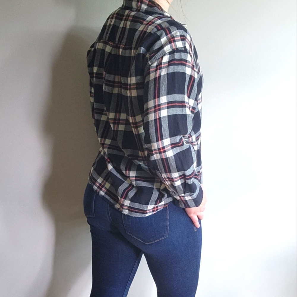 Levi's Plaid Button Down Shirt 🍒